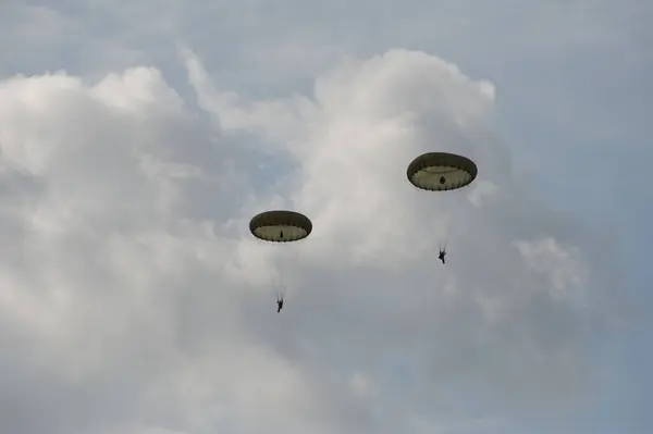Vue Atterrissage Des Parachutistes — Photo