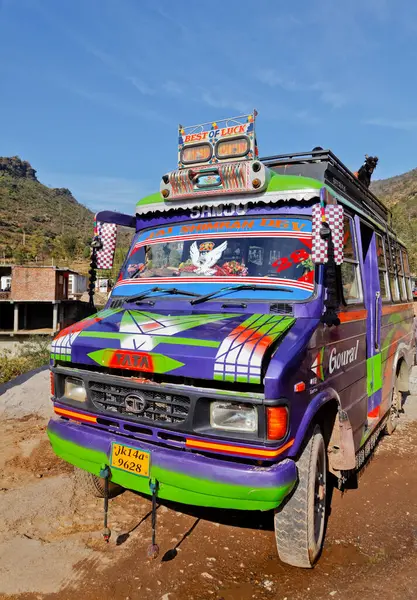 カラフルな北インドの旅客バス — ストック写真