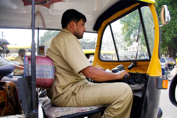 Rickshaw Pilote Dans Ville Asiatique — Photo