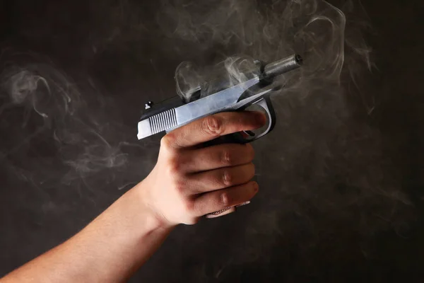 Mão Masculina Segurando Pistola — Fotografia de Stock