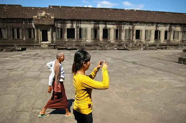 Mujer Fotografiando Angkor Wat Templo —  Fotos de Stock