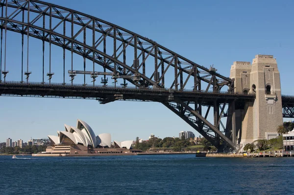 悉尼港湾大桥及歌剧院 — 图库照片