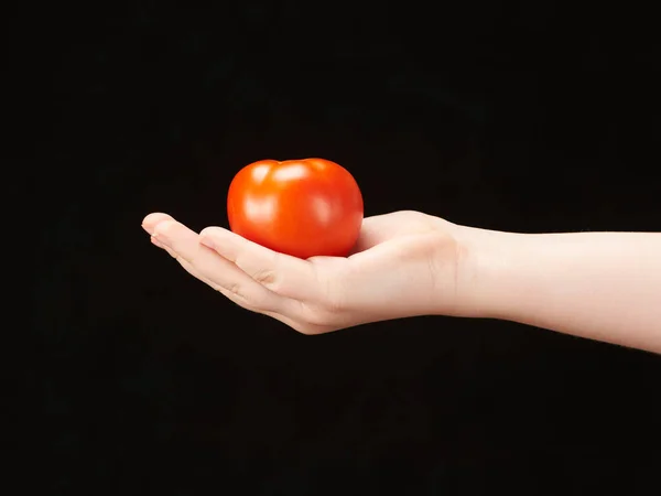 Childs Mão Com Tomate Palma Virada Para Cima — Fotografia de Stock