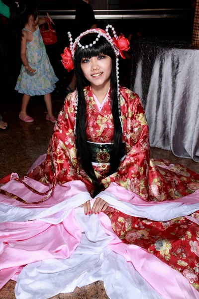 衣装のアジアのコスプレイヤーの肖像画 — ストック写真