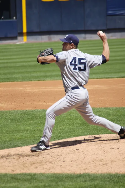 コロンバス クリッパーズの投手フランク ヘルマンがピッチを発射する 野球ゲームのコンセプト — ストック写真