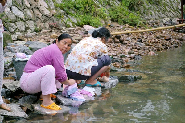 Chinese Women Washing Clothes River Morning — Stock Photo, Image