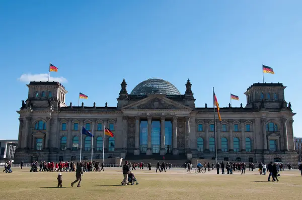 Persone Piedi Vicino Reichstag Berlino Germania Viaggi — Foto Stock