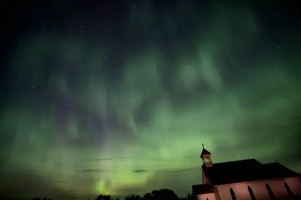 Kuzey Işıkları Ülke Kilise Gece Vurdu — Stok fotoğraf