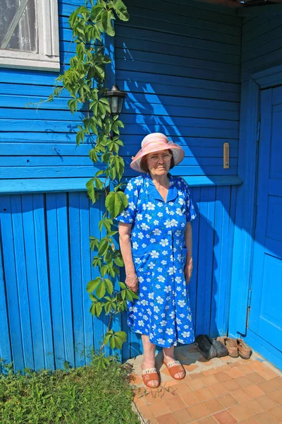 Старша Жінка Капелюсі Ганку Сільської Дерев Яної Будівлі — стокове фото