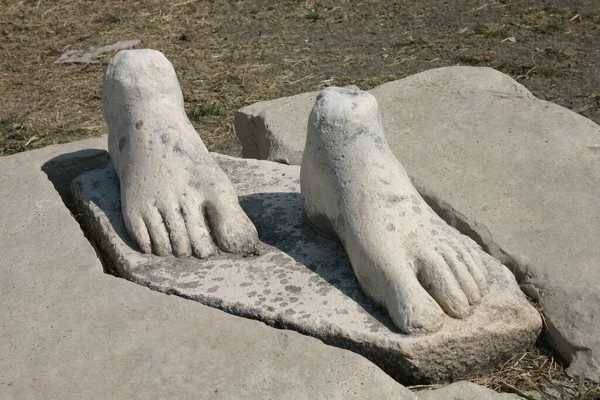 Stone Feet Pedestal View — Stock Photo, Image