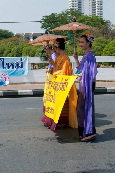 チェンマイ Thailand April 2012 タイのチェンマイでソンクランフェスティバルのパレードで未確認の人々 — ストック写真