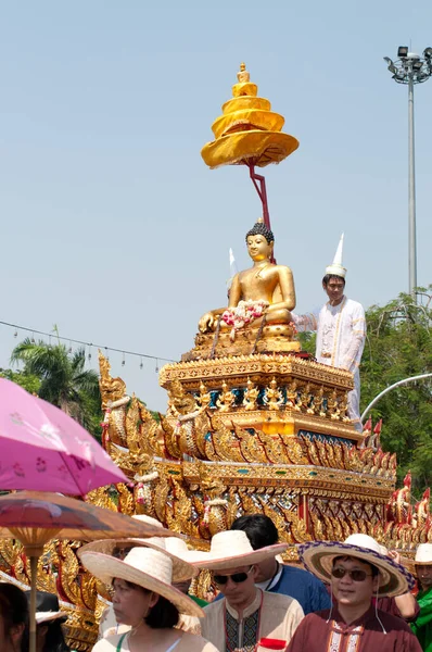 ยงใหม ประเทศไทย เมษายน 2012 คนท ระบ วตนในการเด นขบวนในเทศกาลสงกรานต ในเช ยงใหม — ภาพถ่ายสต็อก