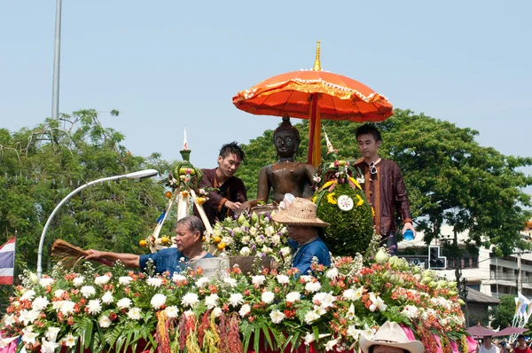Chiang Mai Thailand Απριλιου 2012 Ανώνυμοι Άνθρωποι Παρελαύνουν Στο Φεστιβάλ — Φωτογραφία Αρχείου