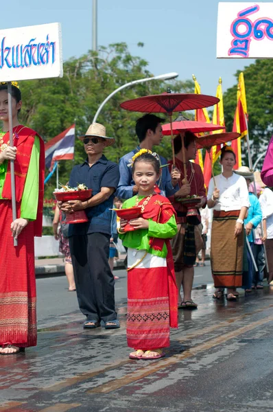 チェンマイ Thailand April 2012 タイのチェンマイでソンクランフェスティバルのパレードで未確認の人々 — ストック写真