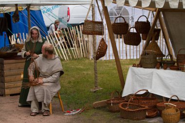 Tarz sahibi çevre ve Oslo Middelalder Festivali ziyaretçileri