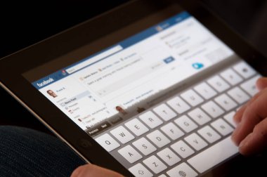 Facebook sitesinde elmalı ped kullanan bir kadın