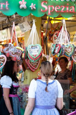Zencefilli kalplerle lunaparktaki kızlar