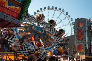 Mavi arka planlı lunapark gezileri