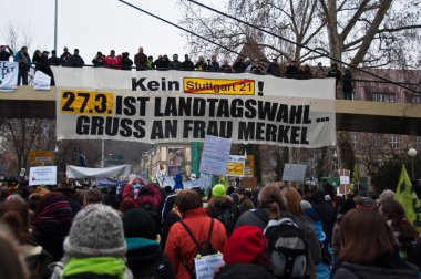 STUTTGART - 18 Eylül 2010: S21 'in Stuttgart, Almanya' daki ana istasyonu yeraltına taşıma planlarına karşı gösteri