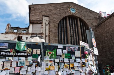 STUTTGART - 18 Eylül 2010: S21 'in Stuttgart, Almanya' daki ana istasyonu yeraltına taşıma planlarına karşı gösteri