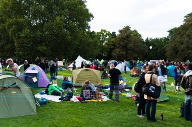 STUTTGART - 18 Eylül 2010: S21 'in Stuttgart, Almanya' daki ana istasyonu yeraltına taşıma planlarına karşı gösteri
