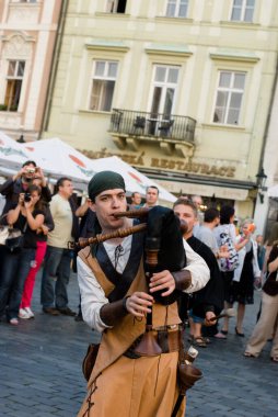 Prague, Çek Cumhuriyeti - 13 Mart: charles köprüsü üzerinde 13 Mart 2014 yılında Prag Çek Cumhuriyeti. Charles Köprüsü Prag popüler bir turistik 's. Köprüde birçok sokak sanatçıları bulabilirsiniz