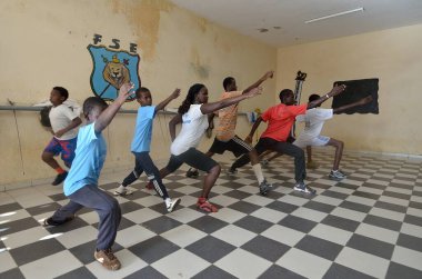 Spor okulunda eskrim yapan Afrikalı sporcular