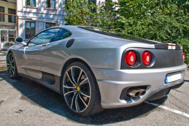 İtalyan spor arabasının yakın çekimi.