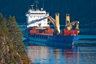 Ringdalsfjord 'da büyük bir gemi