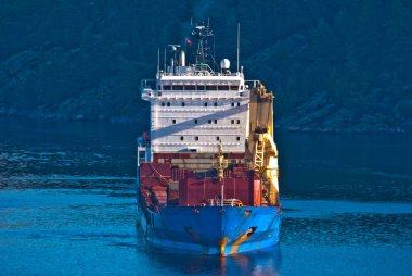 Ringdalsfjord 'da büyük bir gemi