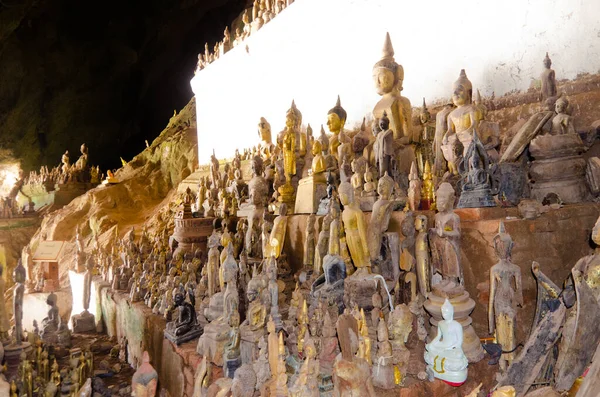 Buddyjska Jaskinia Laosie Wypełniona Posągami Buddy — Zdjęcie stockowe