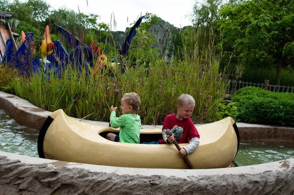 Zwei Jungen Paddeln Kanu Legoland — Stockfoto