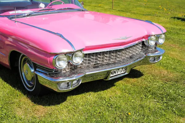 Pink Cadillac Eldorado Green Grass — Stock Photo, Image