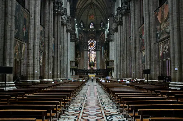 Interior Dari Katedral Milan Dengan Orang Orang — Stok Foto