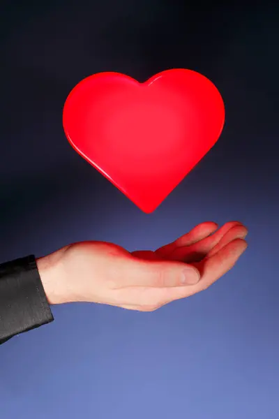 Elinde Kırmızı Aşk Sembolü — Stok fotoğraf