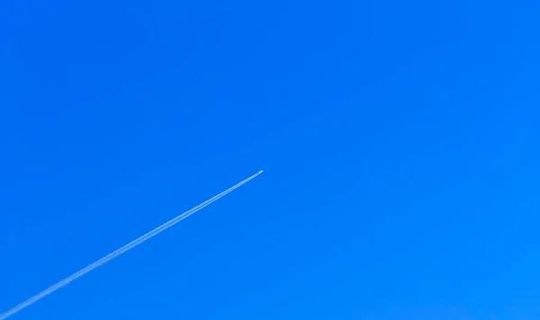 Mavi Gökyüzünde Uçan Uçak — Stok fotoğraf