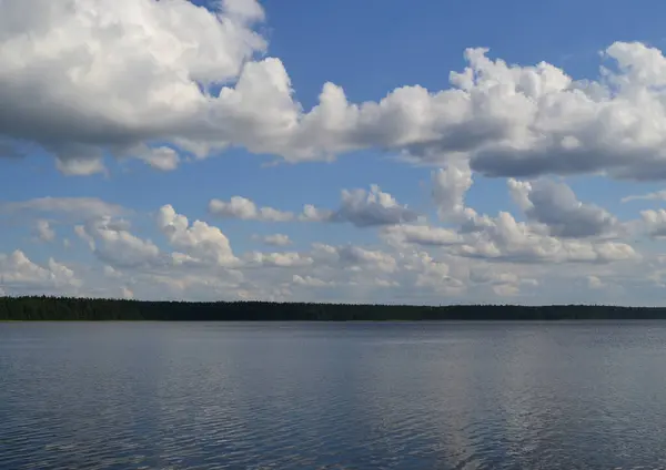 Nuvens Sobre Água Lago — Fotografia de Stock