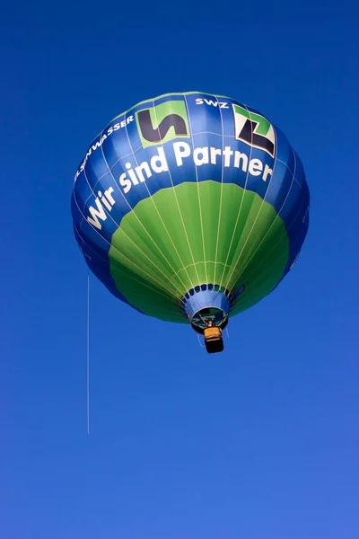 彩色热气球在飞行中 — 图库照片
