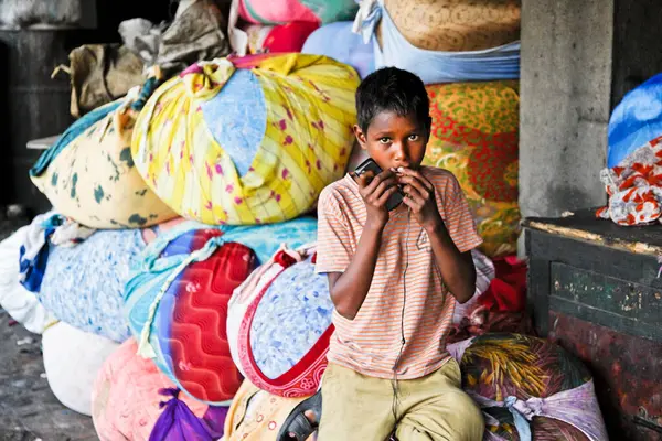 Menino Usando Telefone Celular Dhobhi Ghat — Fotografia de Stock