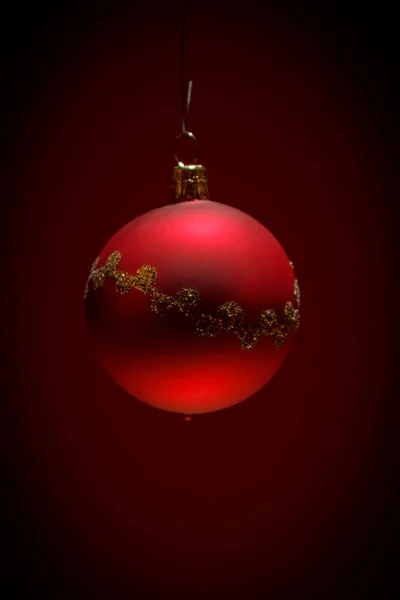 Rote Weihnachtskugel Auf Dunklem Hintergrund — Stockfoto