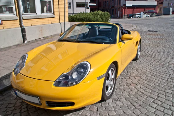 Żółty Porsche Boxster Ulicy — Zdjęcie stockowe