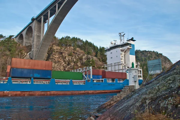 Nave Container Sotto Ponte Svinesund — Foto Stock
