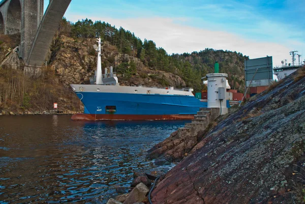 在Svinesund桥下的集装箱船 — 图库照片