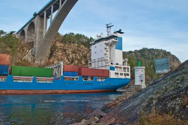 Containerschip Onder Svinesundbrug — Stockfoto