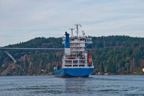 Containerfartyg Svinesundsbron — Stockfoto