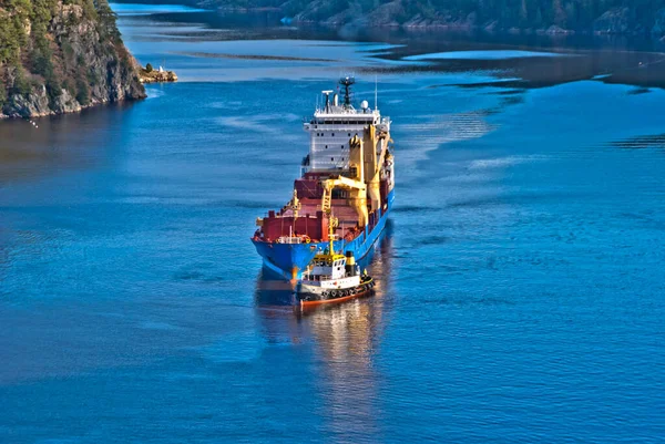 Tug Herbert Towing Bbc Europe Out Fjord — Stock Photo, Image