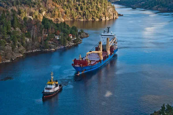 Bogserbåt Herbert Bogserar Bbc Europe Fjorden — Stockfoto