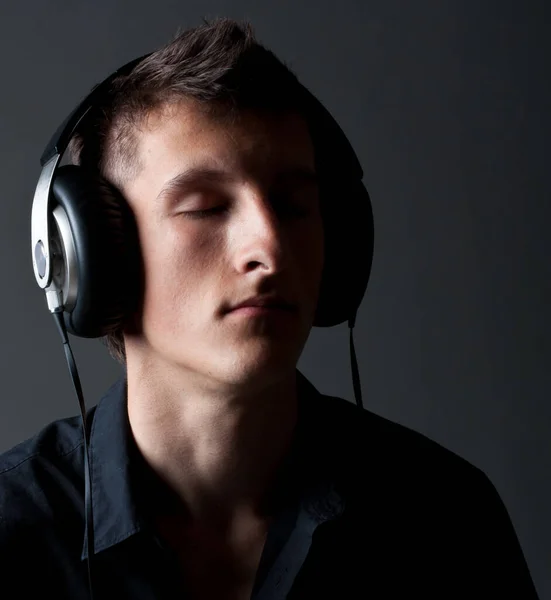 Молода Людина Слухає Музику — стокове фото