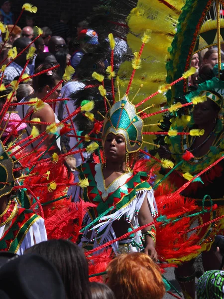 Účastníci Karnevalu Během Slavnostního Průvodu — Stock fotografie