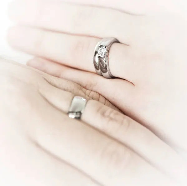 戴着结婚戒指的手 — 图库照片